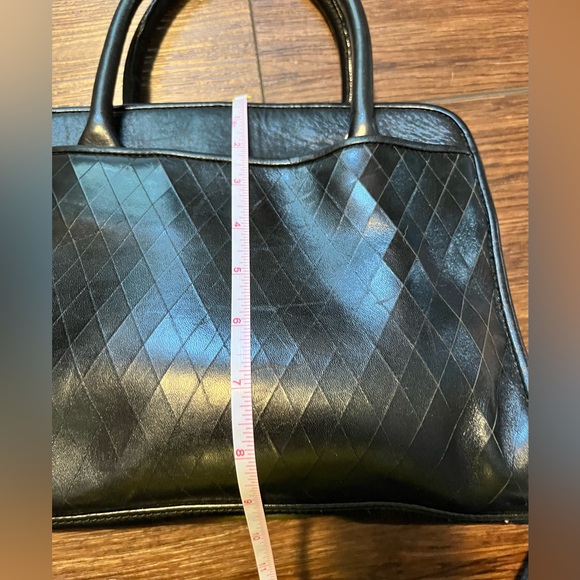 Vintage Etienne Aigner hand bag. Leather. Has clips to attach a crossbody strap. - Picture 11 of 14